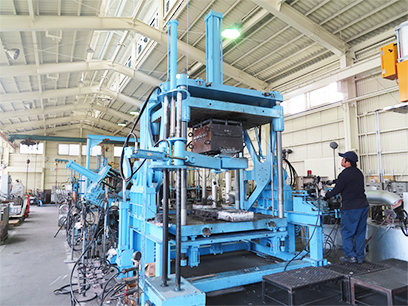 可傾式鋳造機による鋳造（2000×1500）