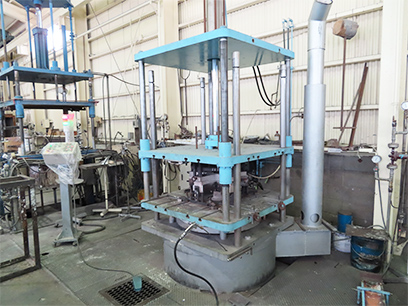 自社開発の低圧鋳造機（1200×1200）